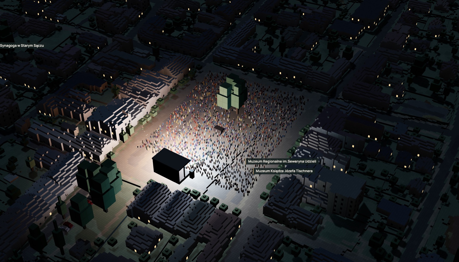 Rynek nocą: oświetlona scena i gęsty tłum ludzi, wokół ciemne kamienice z zapalonymi oknami
