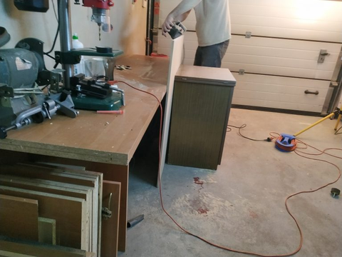 Grinding the edges of a worktop in a workshop